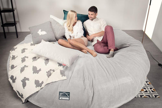 Lounge Pug, CloudSac 5000 XXXXXL, Canapé Pouf Titanesque à Mémoire de Forme, Gros Pouf Sofa, Pompon Crème