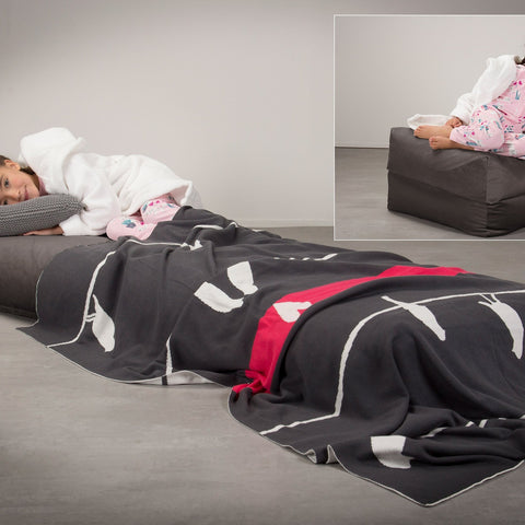 Ce futon canapé-lit pour enfant est l'accessoire obligatoire pour les soirées pyjama. Ce futon convertible est parfait en tant que fauteuil mais peut aussi être facilement déplier en lit d'appoint. 