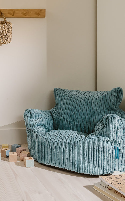 Les poufs fauteuils enfant consitutent une alternative contemporaine au mobilier pour enfant habituel, gonflable ou de personnages de dessins animés.
