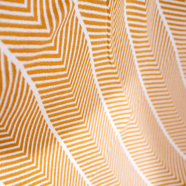 Couverture / Plaid - Tricoté Chevrons Moutarde Fabric Close-up Image